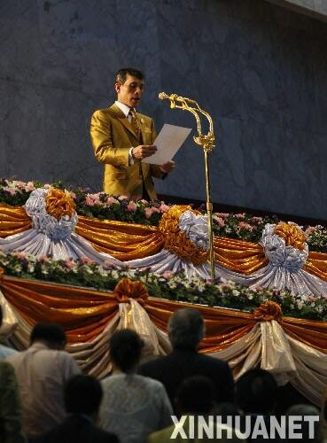 8月8日，第24届世界大学生运动会开幕式在泰国首都曼谷的华目国家体育中心举行。这是泰国王储玛哈·哇集拉隆功宣布曼谷大运会开幕。