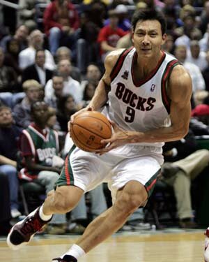Milwaukee Bucks rookie forward Yi Jianlian, from China, drives the baseline against the Chicago Bulls in the third quarter during NBA basketball action in Milwaukee, Wisconsin Nov. 3, 2007. Michael Redd scored 27 points and rookie Yi Jianlian added 16 to help the Milwaukee Bucks beat the Chicago Bulls 78-72 on Saturday night for their first victory of the season.