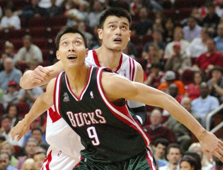 Milwaukee Bucks Yi Jianlian (L) of China and Houston Rockets' Yao Ming (R) battle for position in the fourth quarter of their NBA basketball game Nov. 9, 2007. The Rockets beat the Bucks 104-88.