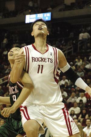 Milwaukee Bucks Yi Jianlian (L) of China and Houston Rockets' Yao Ming (R) battle for position in the fourth quarter of their NBA basketball game Nov. 9, 2007. (Xinhua Photo)