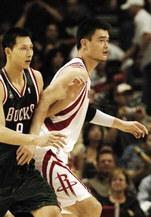 Milwaukee Bucks Yi Jianlian (L) of China and Houston Rockets' Yao Ming (R) battle for position in the fourth quarter of their NBA basketball game Nov. 9, 2007. (Xinhua Photo)
