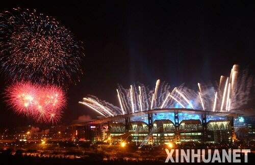 11月10日，第八届全国少数民族传统体育运动会在广州开幕。图为开幕式上烟花燃放。 